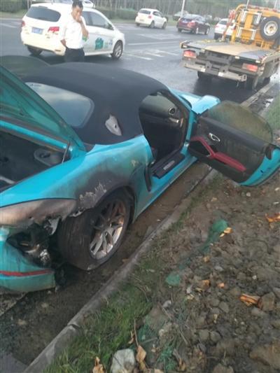 保時捷突然冒煙起火 正巧有輛灑水車路過及時撲滅