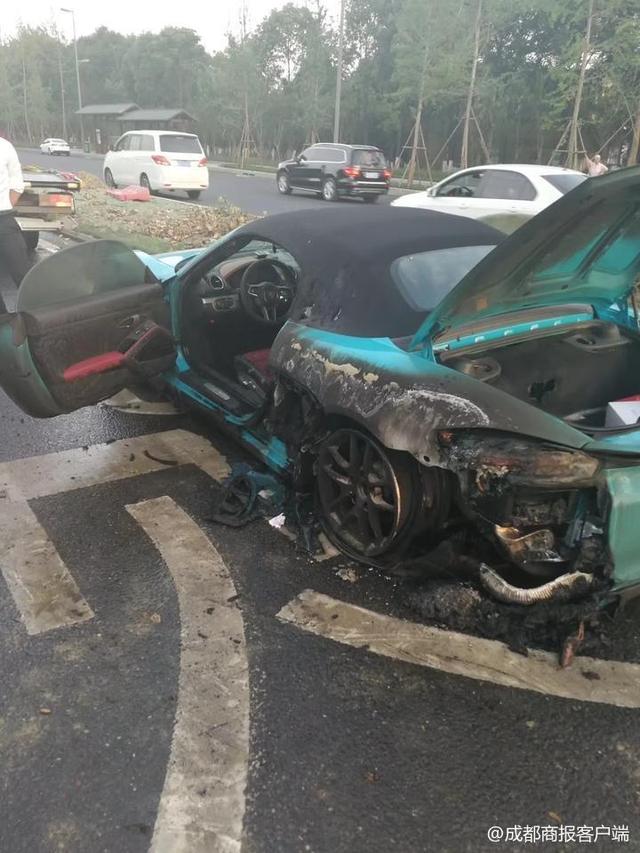 保時捷突然冒煙起火 正巧有輛灑水車路過及時撲滅