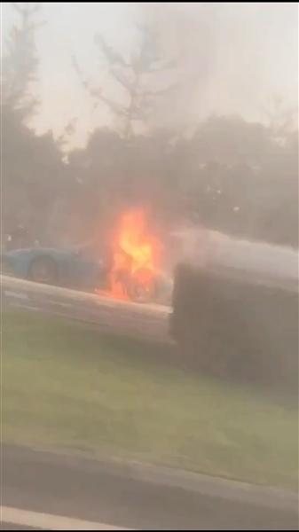 保時捷突然冒煙起火 正巧有輛灑水車路過及時撲滅