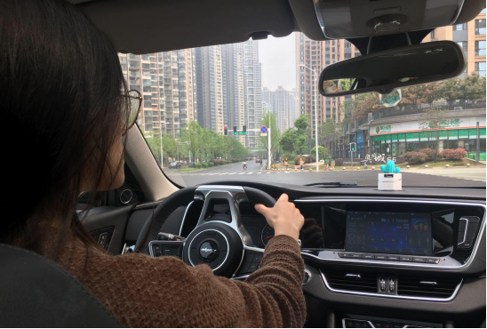 美女車主遇難題，眾泰t600借不借呢？221.png